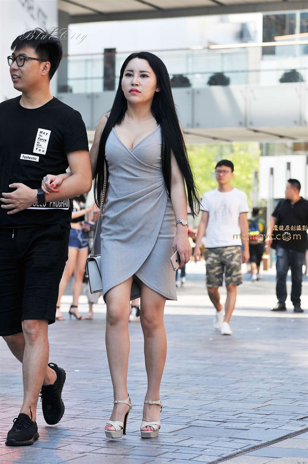 图片[1]-丰胸美女-街拍流行馆