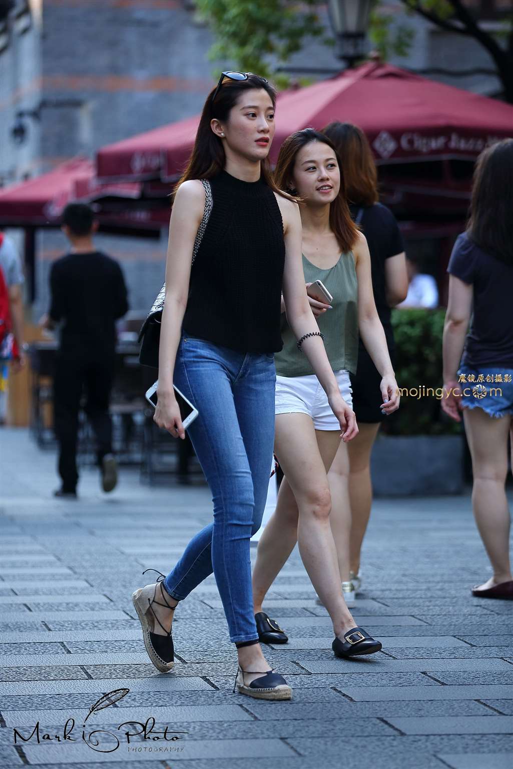 图片[1]-黑色小背心紧身牛仔裤-街拍流行馆