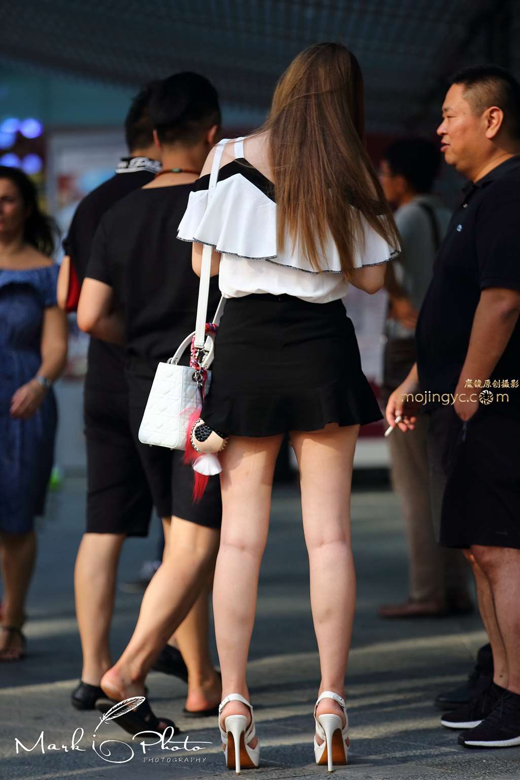 图片[2]-聊天的短裙长腿美女-流行馆