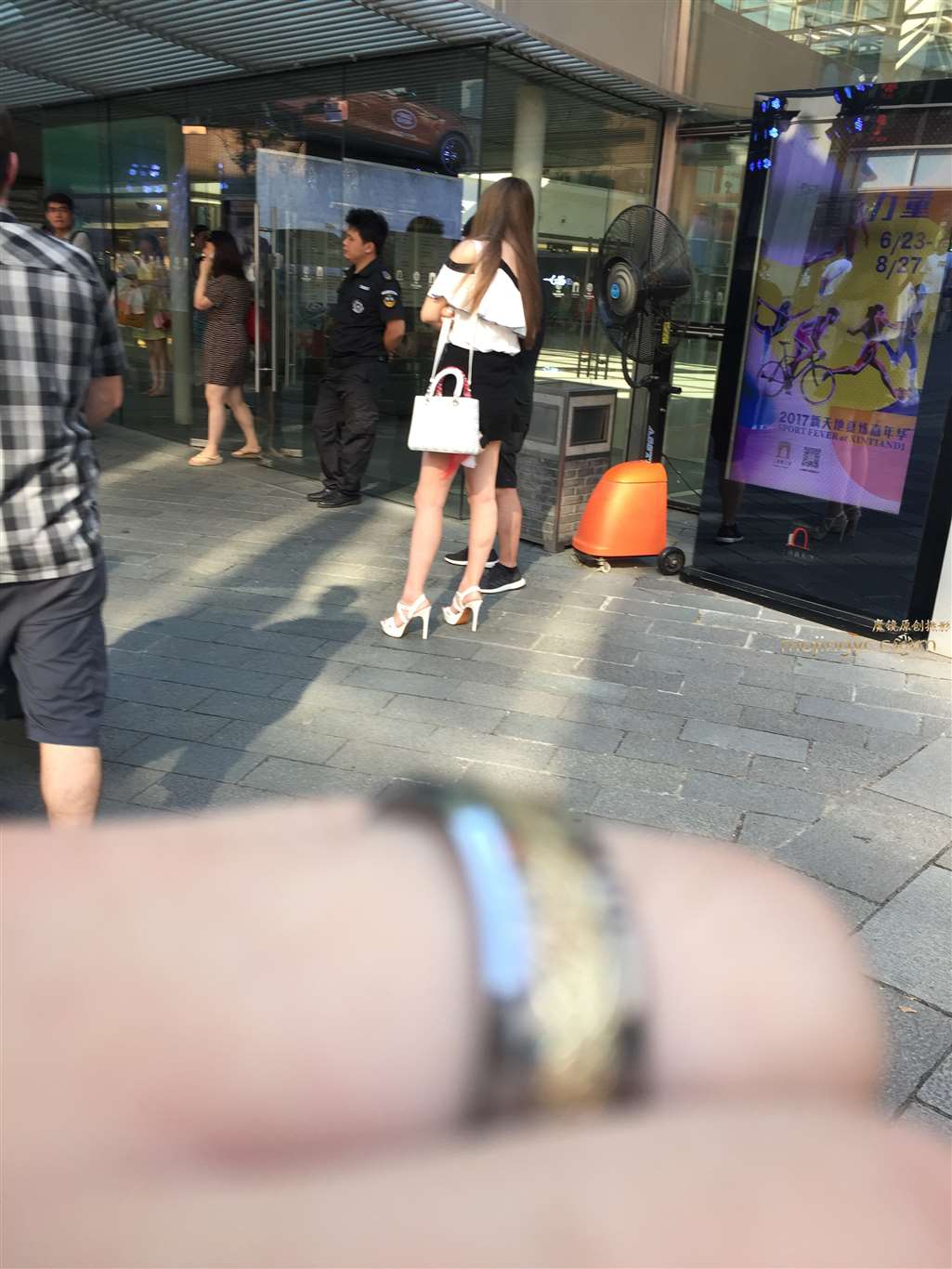 图片[3]-聊天的短裙长腿美女-流行馆