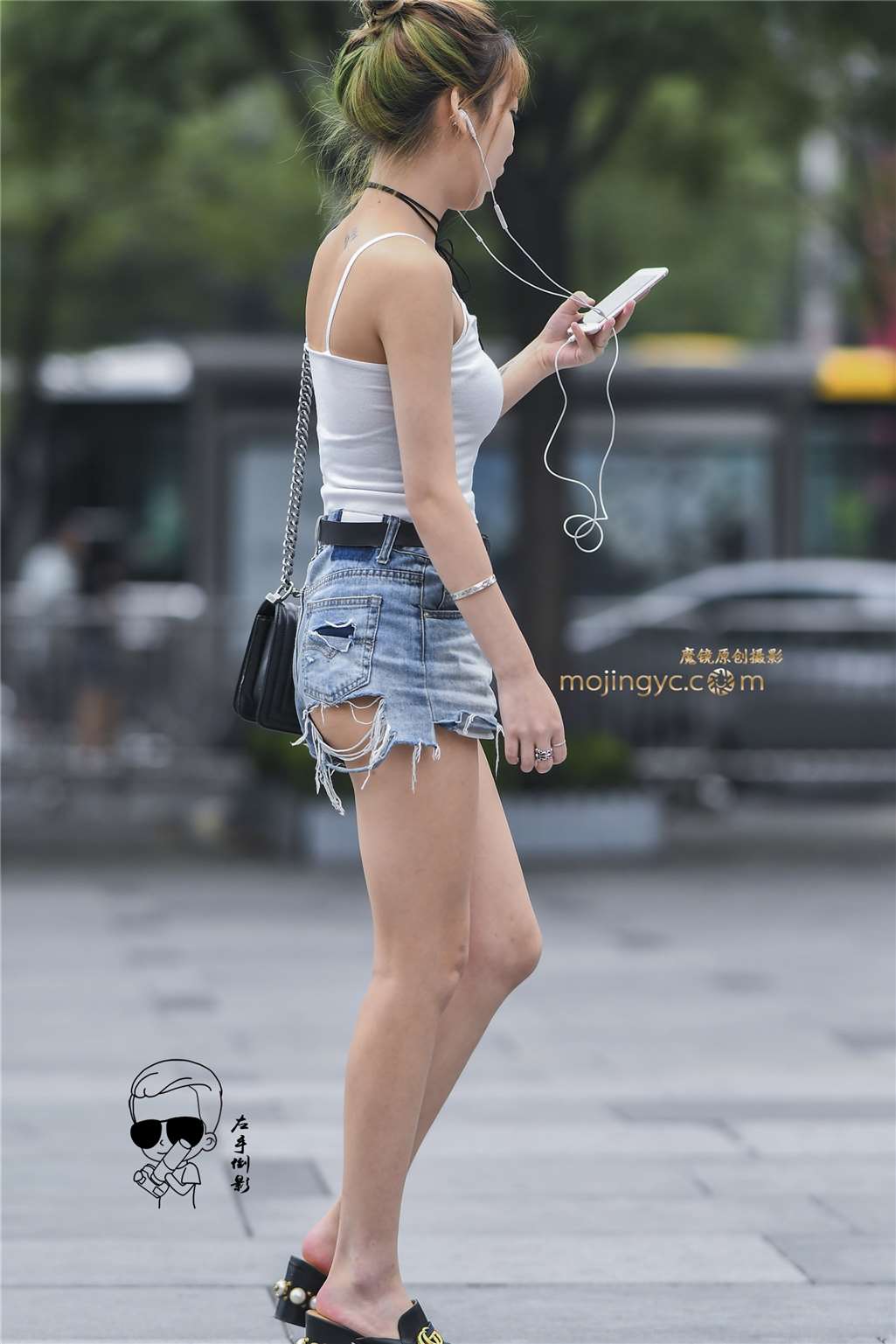 图片[1]-时尚美女破洞热裤吸晴-街拍流行馆