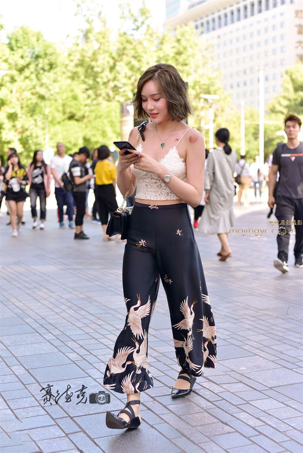 图片[1]-镂空吊带背心-街拍流行馆