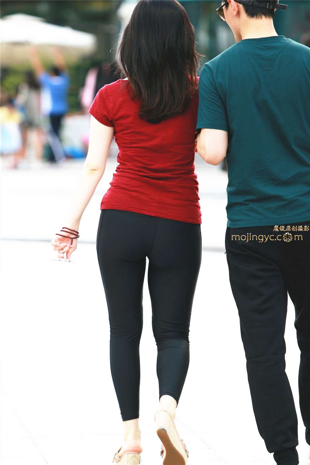 图片[2]-阳光下紧裤少妇-街拍流行馆