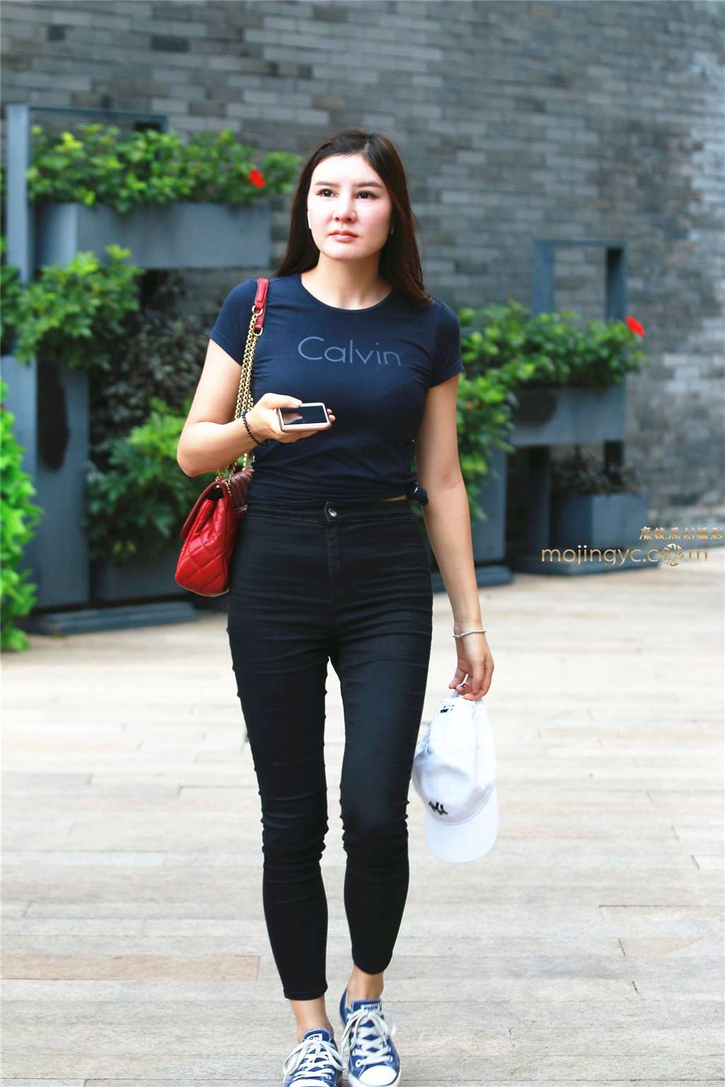 图片[1]-紧黑裤少妇-街拍流行馆