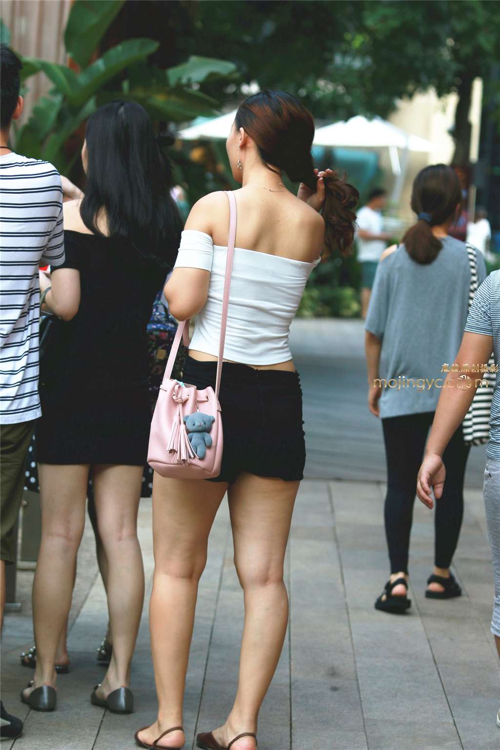 图片[2]-翘臀热裤-街拍流行馆