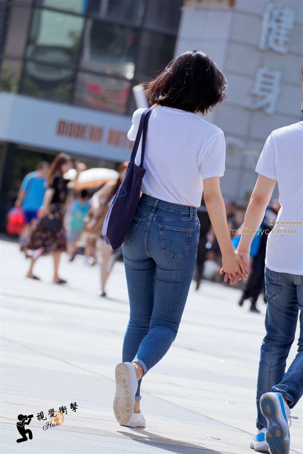 图片[3]-紧身蓝色牛仔裤 美眉一枚-街拍流行馆