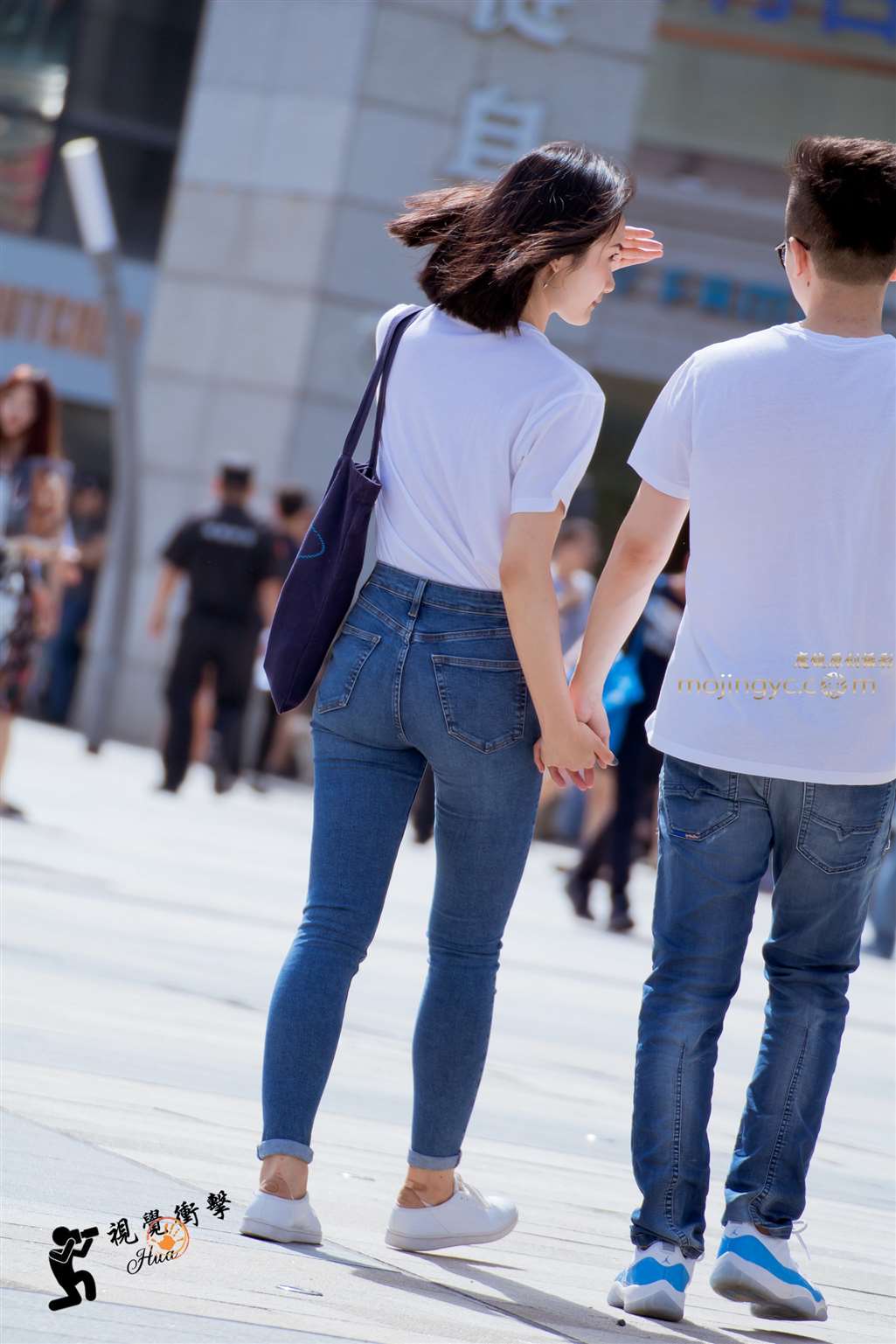 图片[5]-紧身蓝色牛仔裤 美眉一枚-街拍流行馆