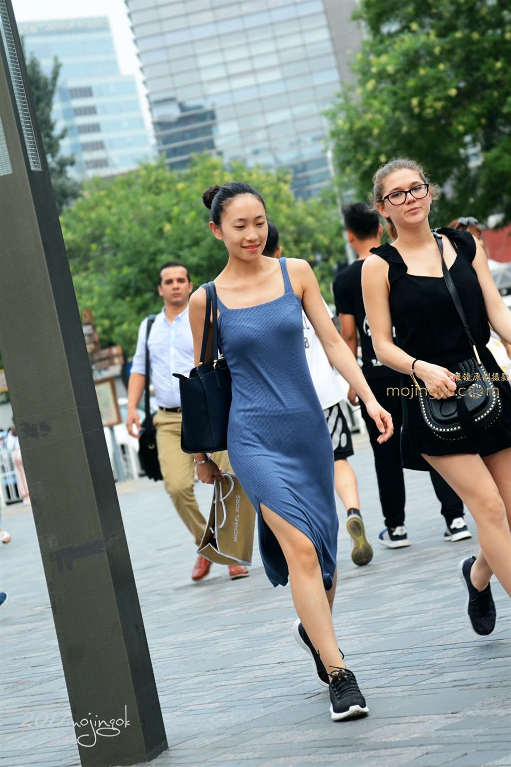 图片[4]-咔喳赛帖 —–隐约之中的T裤-街拍流行馆