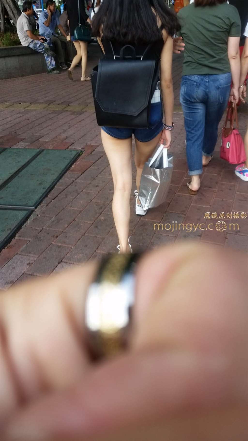图片[3]-超短热裤 勒的绷紧-街拍流行馆