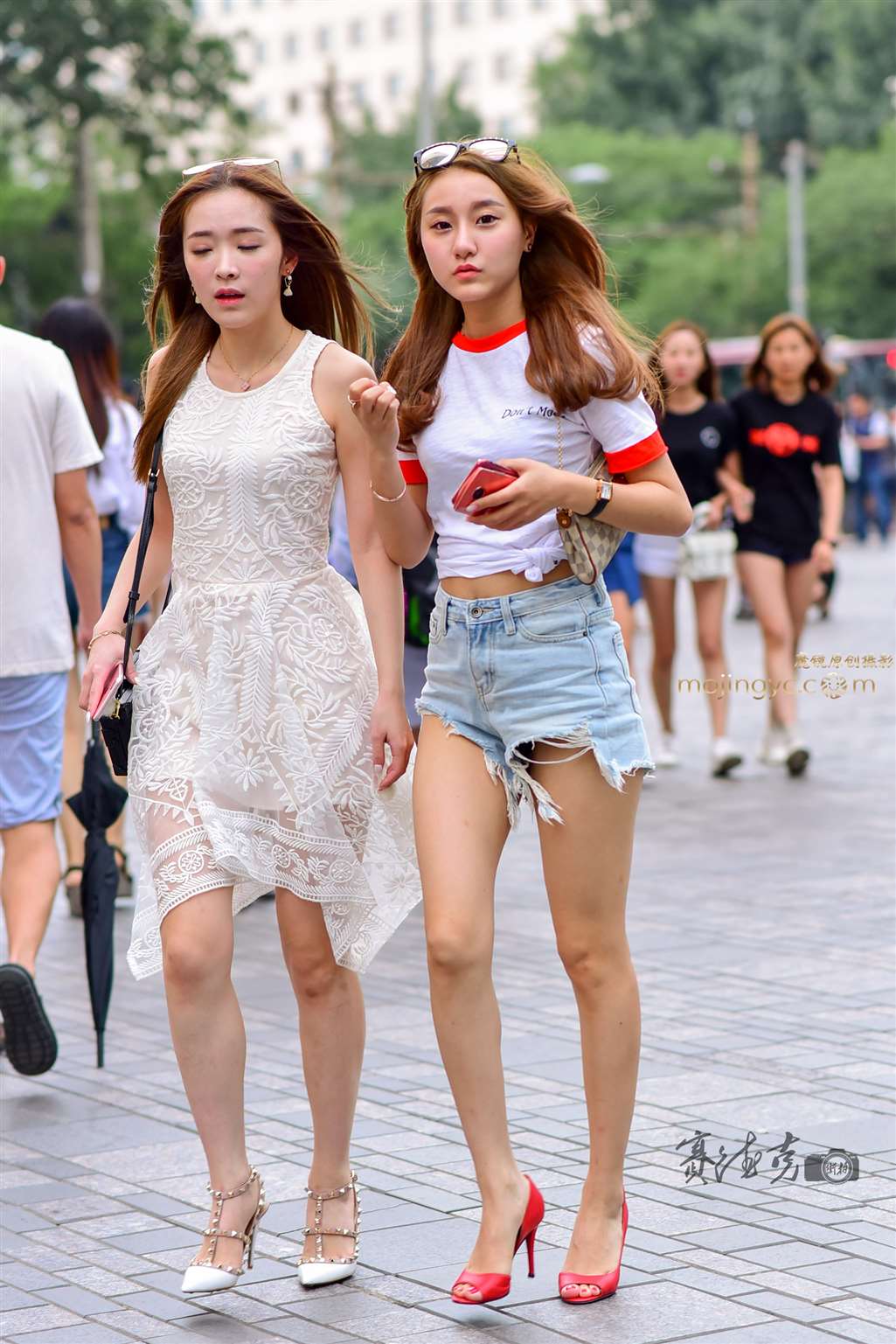 图片[1]-中腰热裤红高跟妹纸-街拍流行馆