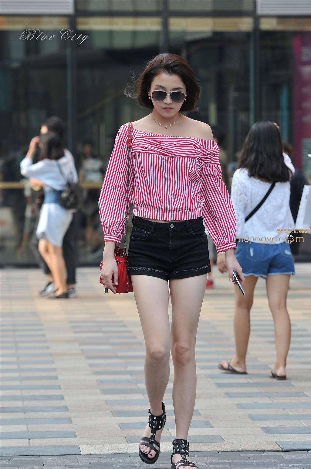 图片[1]-气质颇佳的美女-街拍流行馆