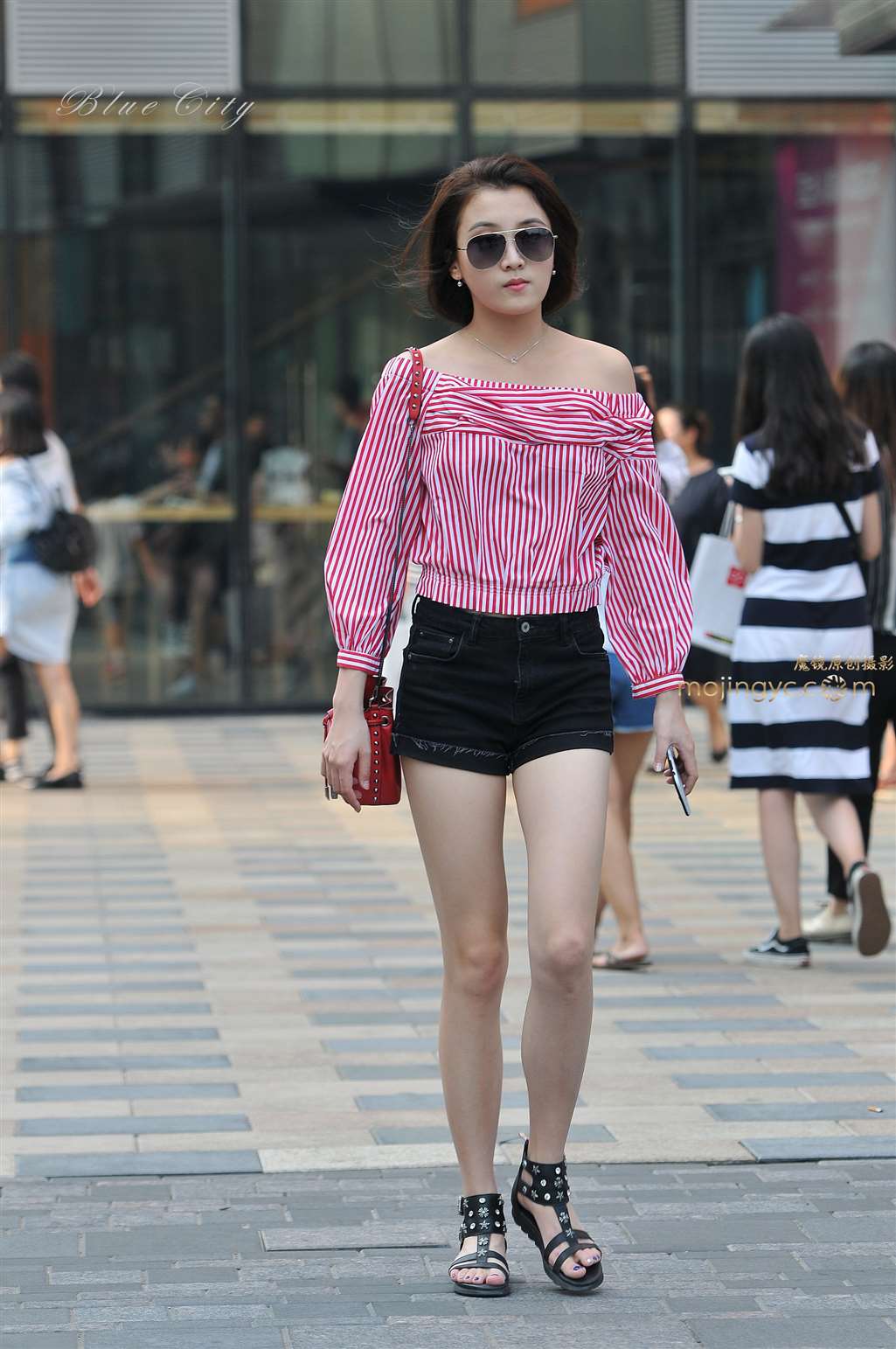 图片[4]-气质颇佳的美女-街拍流行馆