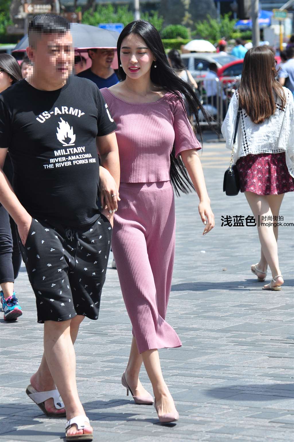 图片[1]-粉色针织衣 凸显美好身材-街拍流行馆