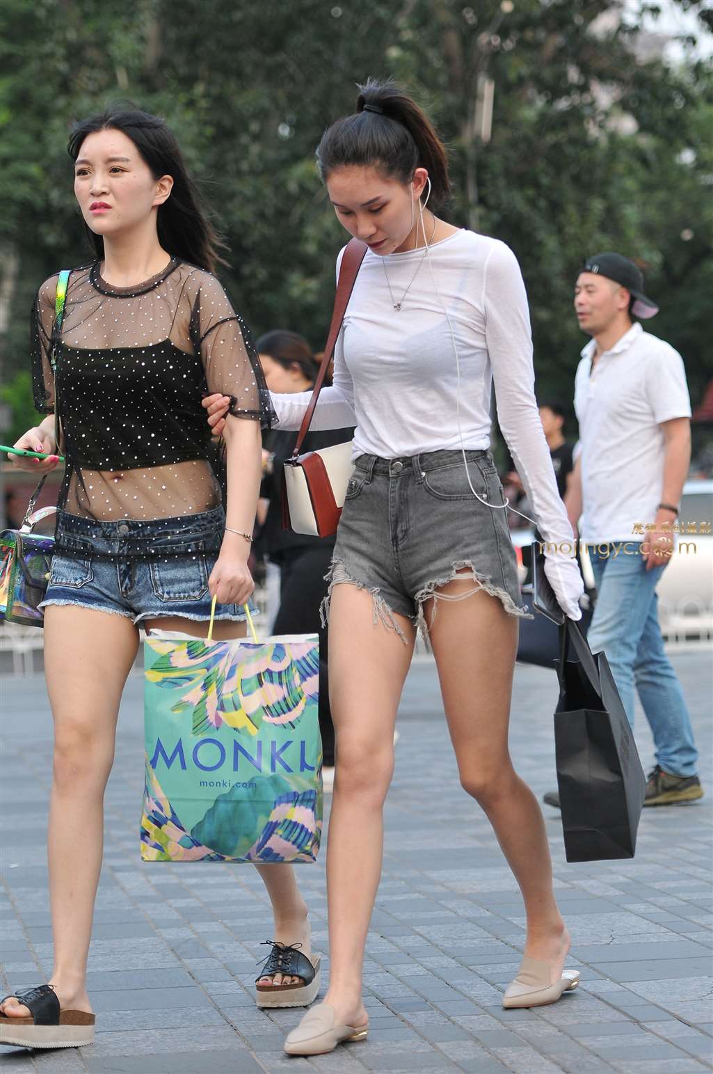 图片[1]-碎边热裤-街拍流行馆