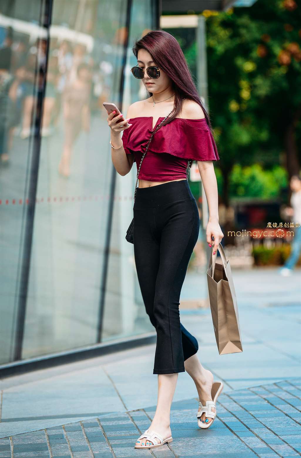 图片[1]-精致美女 彰显好身材-街拍流行馆
