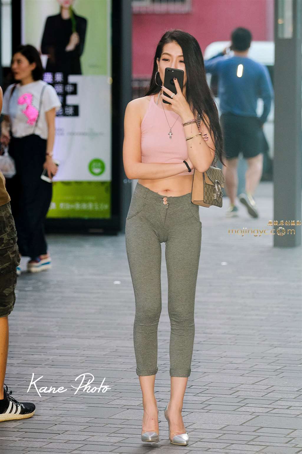 图片[1]-难得一见的七分紧身铅笔裤-街拍流行馆