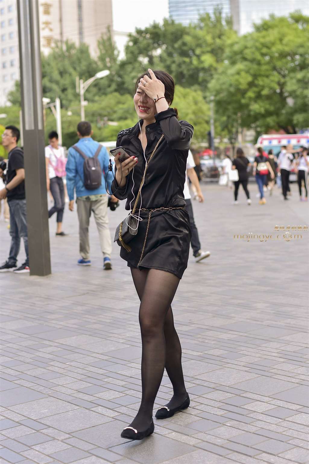 图片[4]-8.8黑丝皮裙美少妇-街拍流行馆