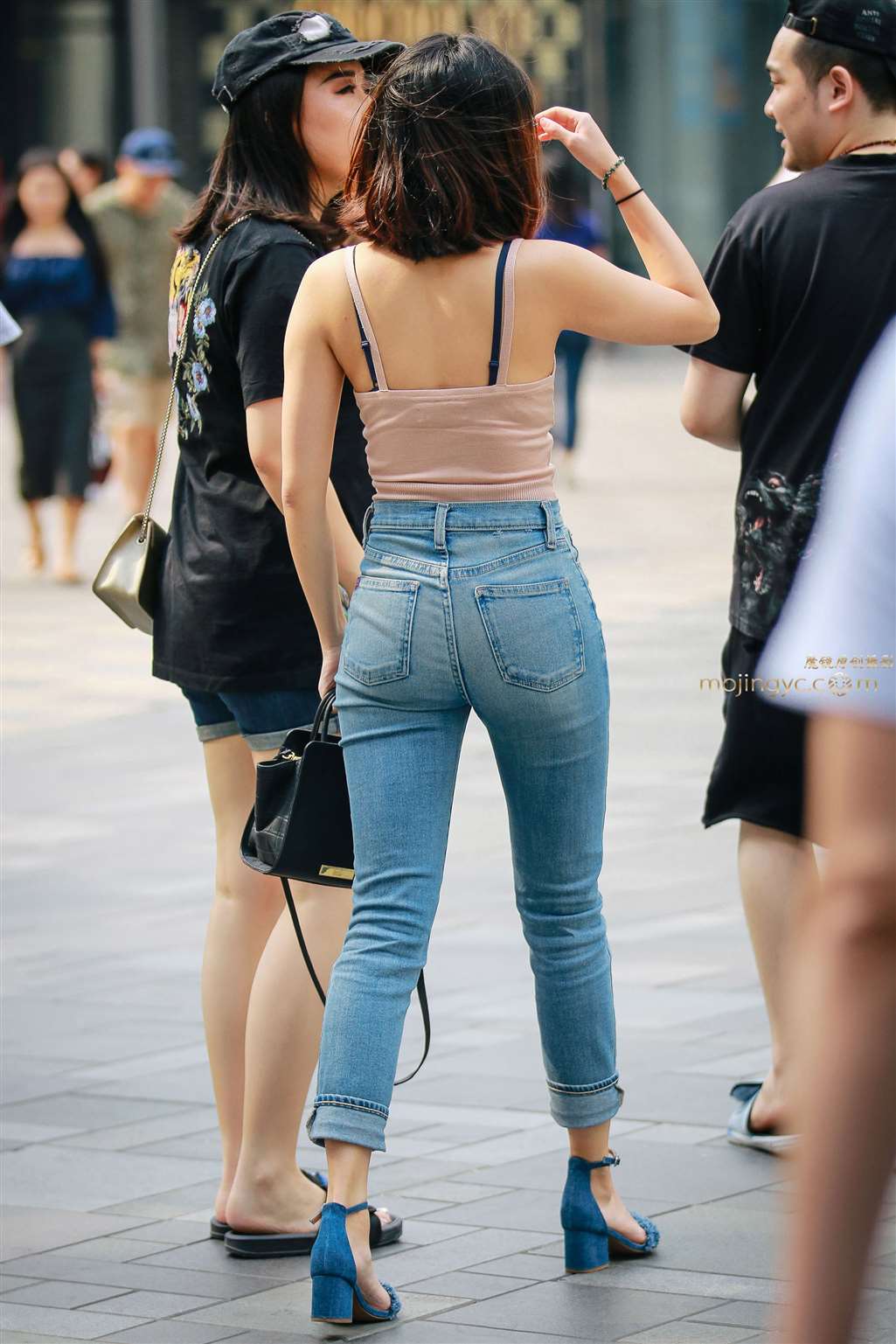 图片[2]-可爱女生的牛仔翘臀-街拍流行馆