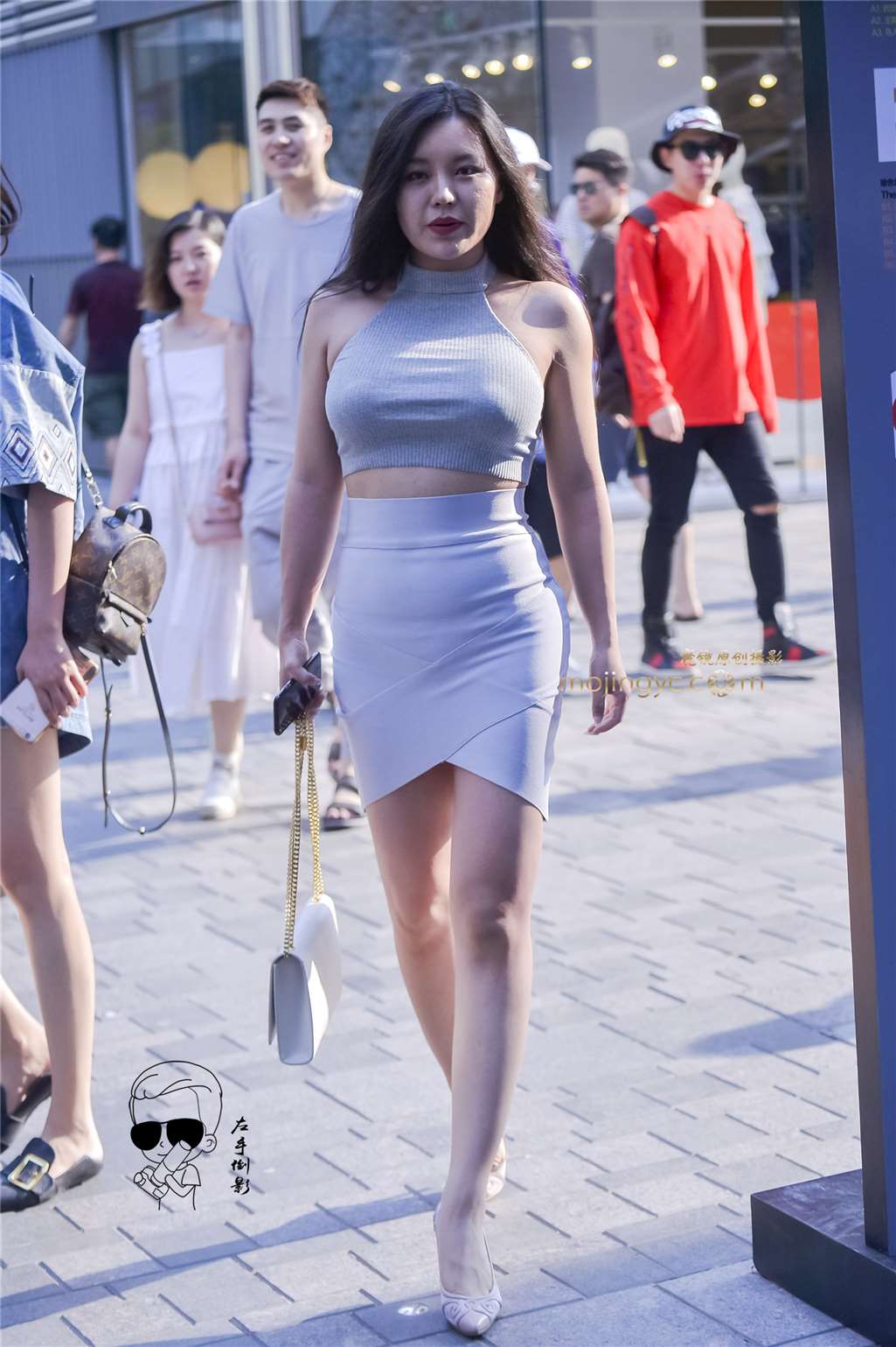 图片[1]-漂亮美女前后凹凸极致性感-街拍流行馆