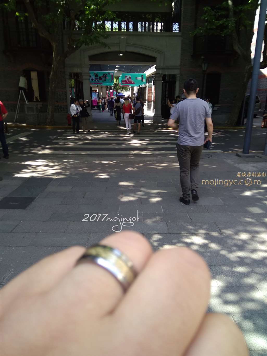 图片[2]-咔喳赛帖 —-金发白裤-街拍流行馆