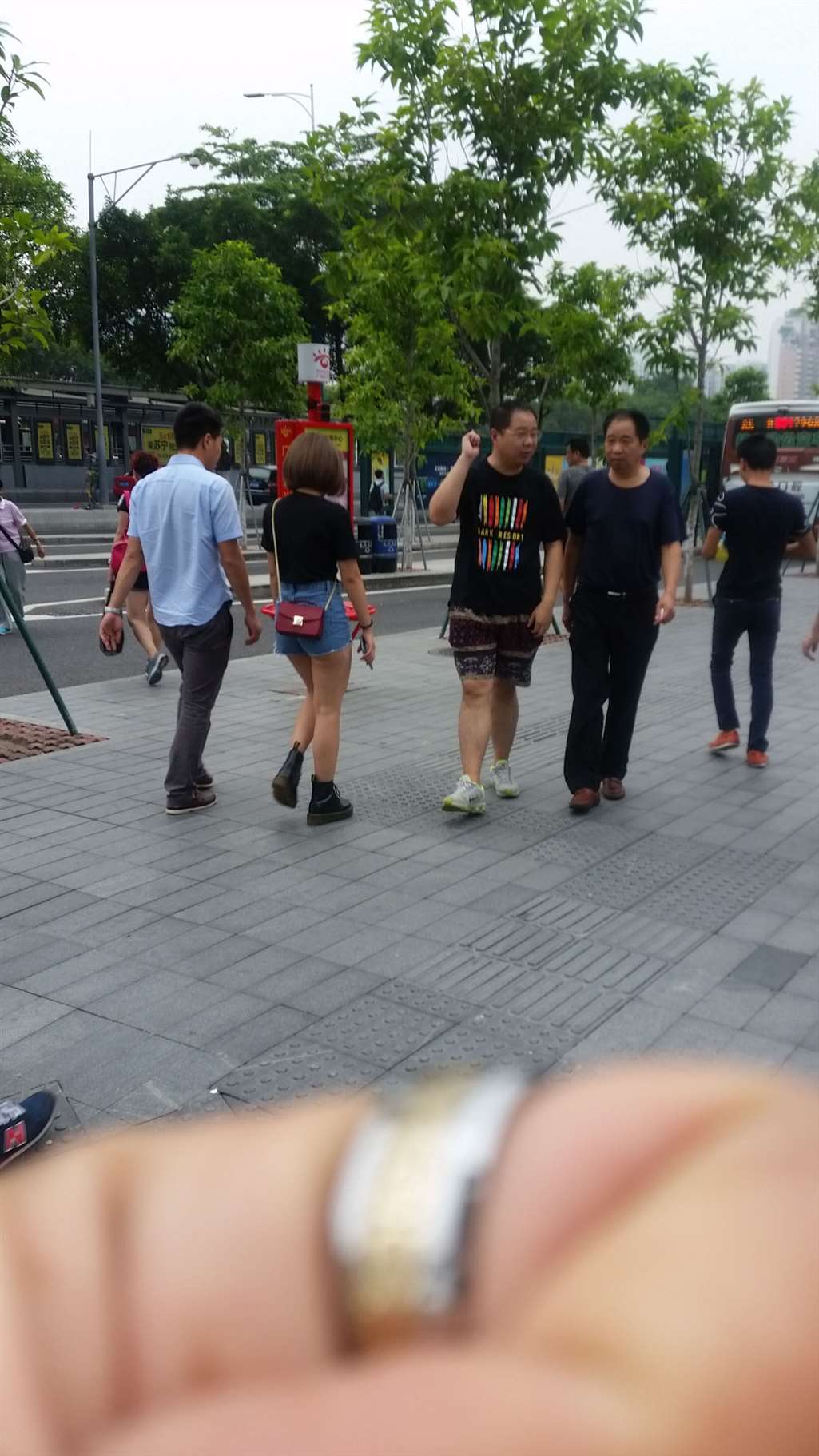 图片[2]-臀部有些丰满-街拍流行馆