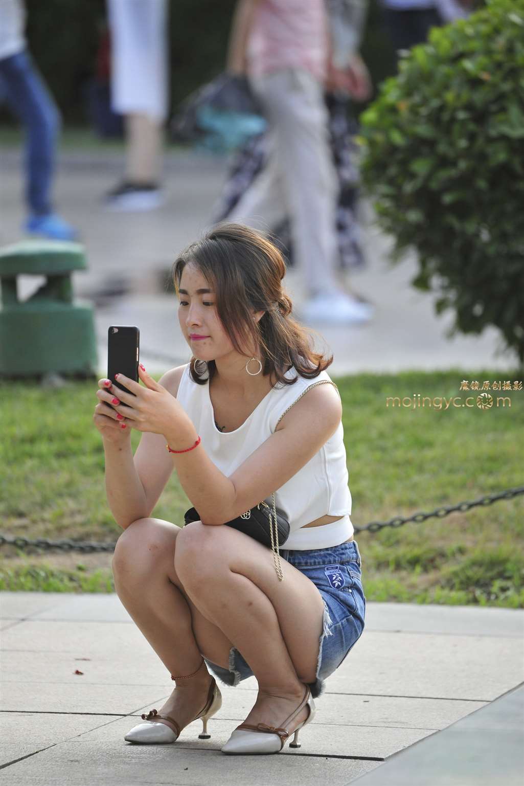 图片[1]-2017-08-13蹲着更美-街拍流行馆