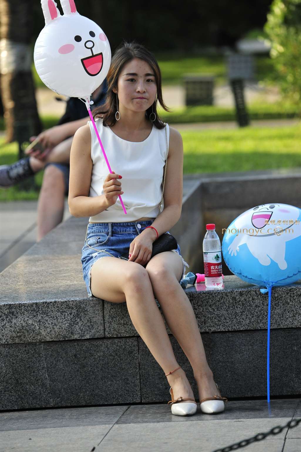 图片[4]-2017-08-13蹲着更美-街拍流行馆