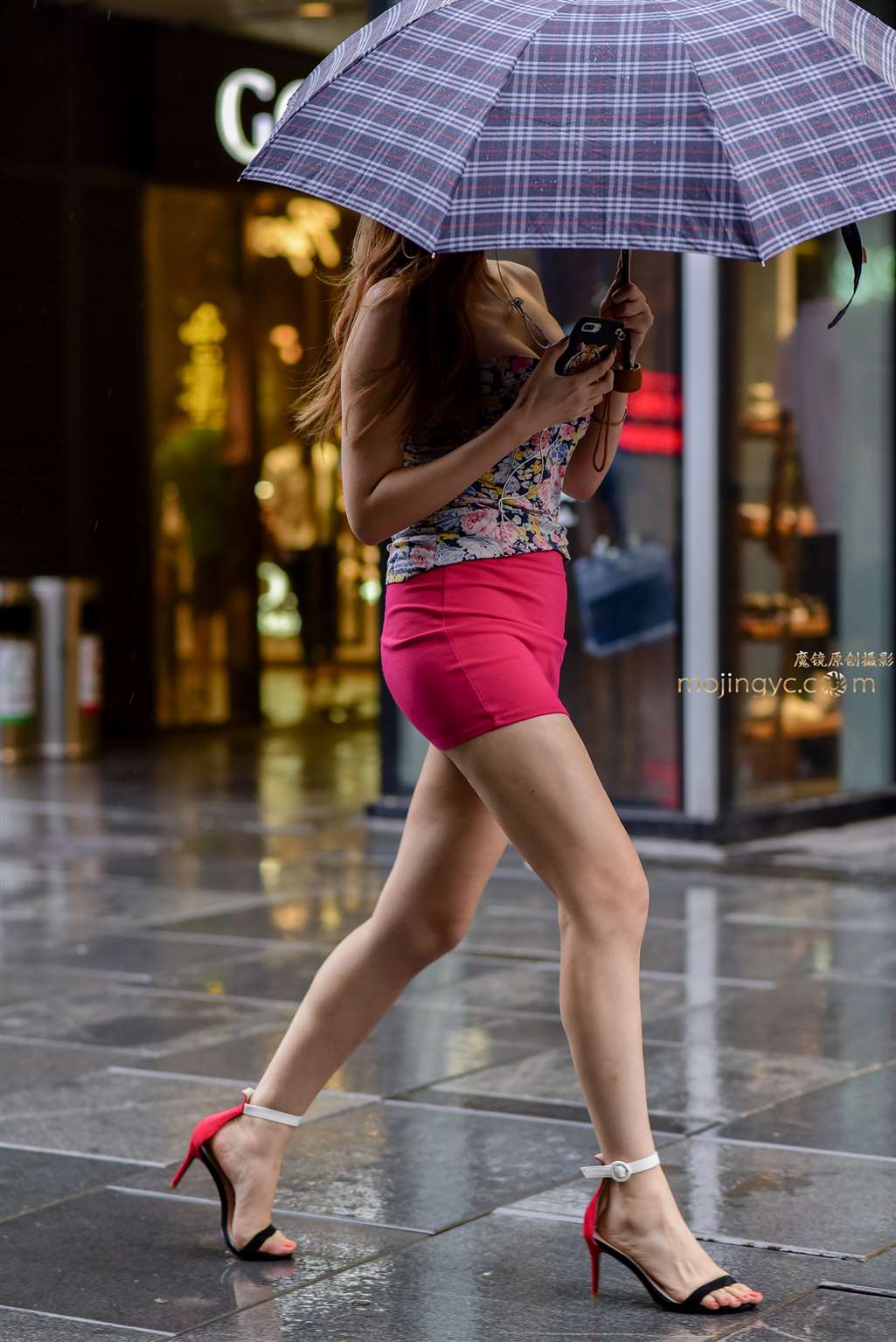 图片[1]-雨中那一抹粉红-街拍流行馆