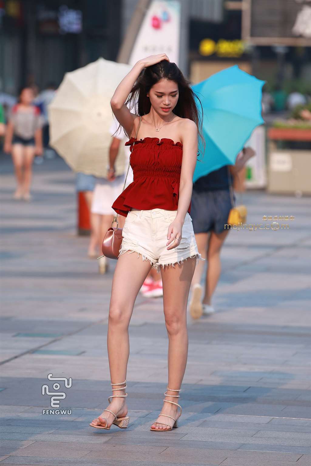 图片[3]-热裤，美腿，罗马凉鞋-街拍流行馆