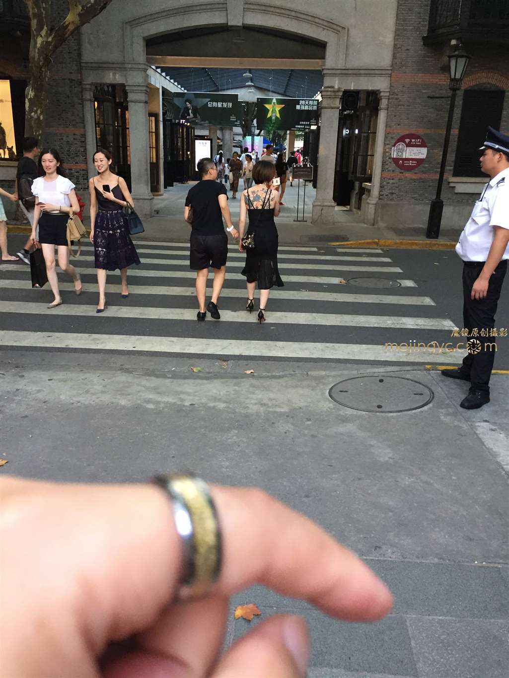图片[2]-【验证街拍大赛NO.5】神摄手赛02 黑色吊带开叉裙-街拍流行馆