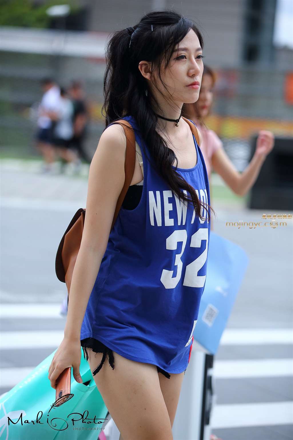 图片[1]-蓝色运动装迎风飘逸-街拍流行馆