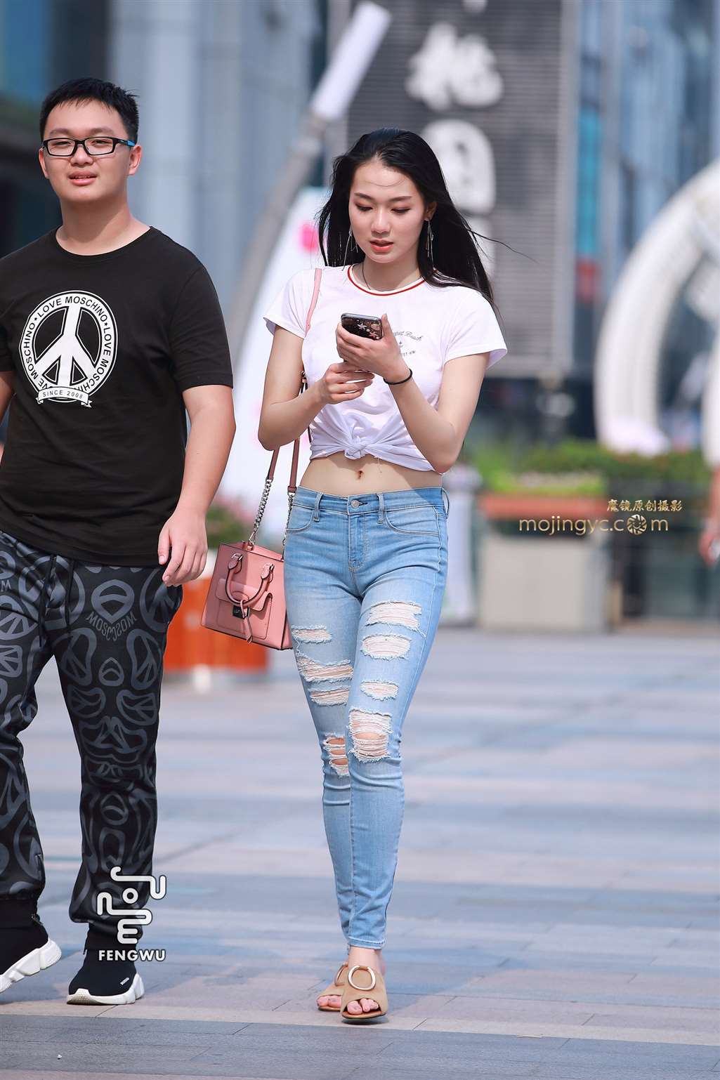 图片[1]-破洞牛仔裤，露脐装，美女-街拍流行馆