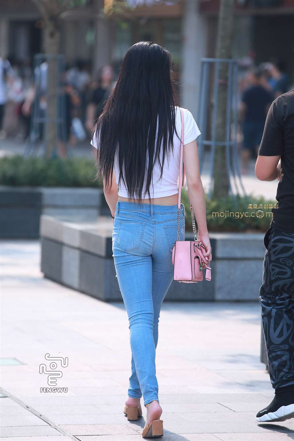 图片[2]-破洞牛仔裤，露脐装，美女-街拍流行馆