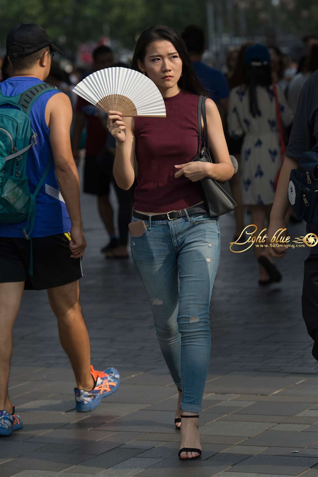 图片[1]-牛仔裤大臀妞-街拍流行馆
