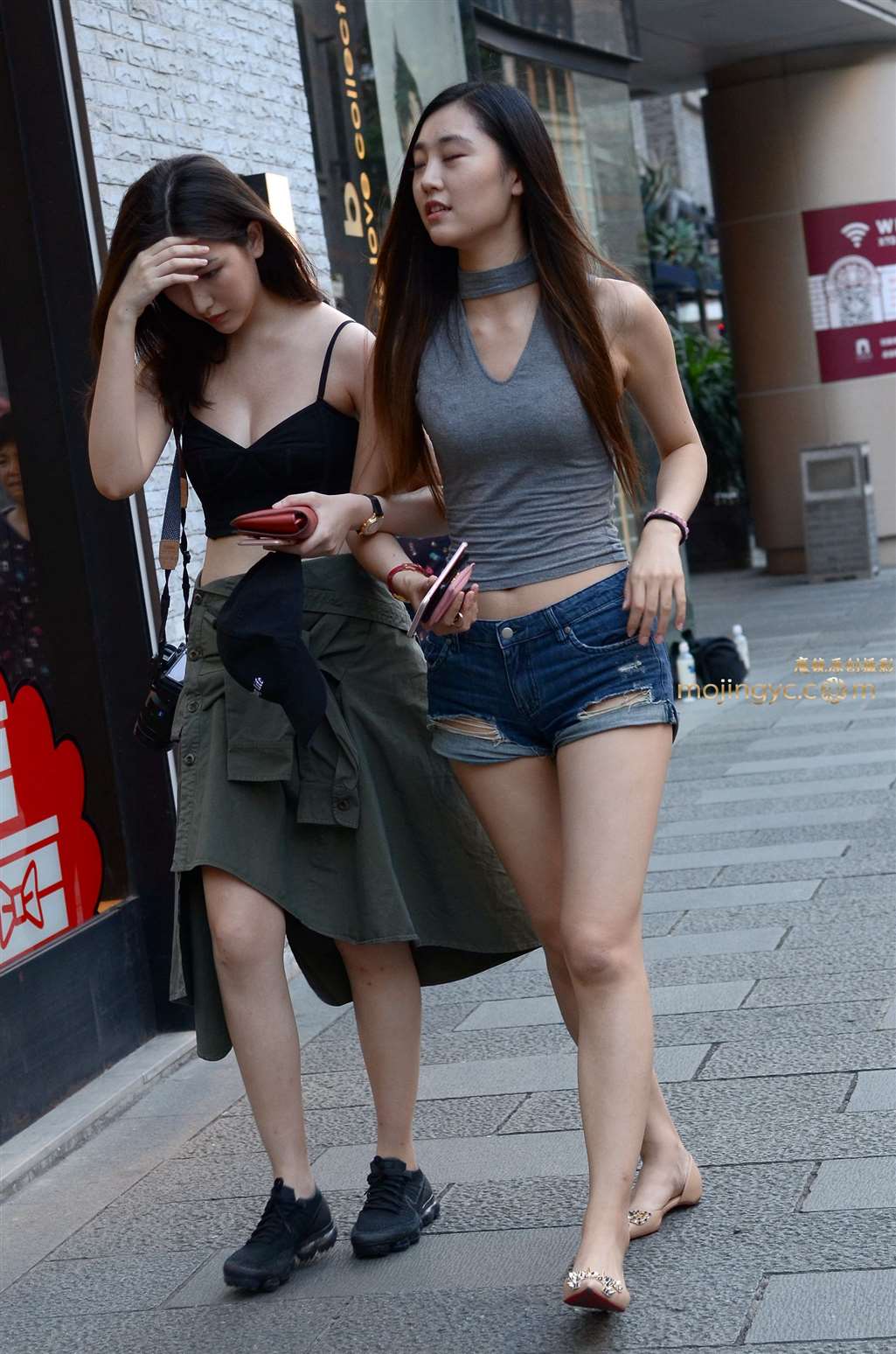 图片[1]-【验证街拍大赛NO.5】神摄手赛03 性感的无袖V领紧身衣-街拍流行馆