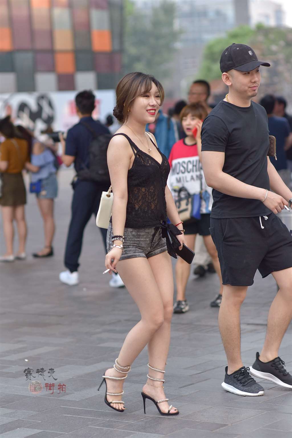 图片[3]-8.20 褛空吊带热裤翘臀女-街拍流行馆
