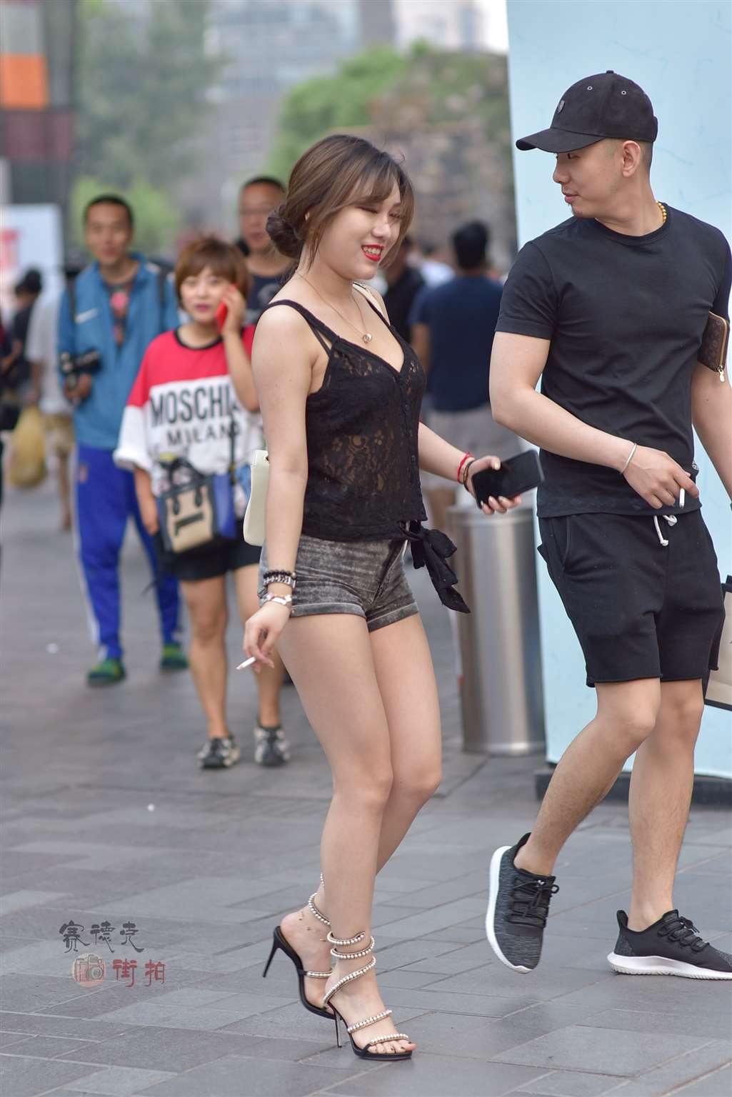 图片[4]-8.20 褛空吊带热裤翘臀女-街拍流行馆