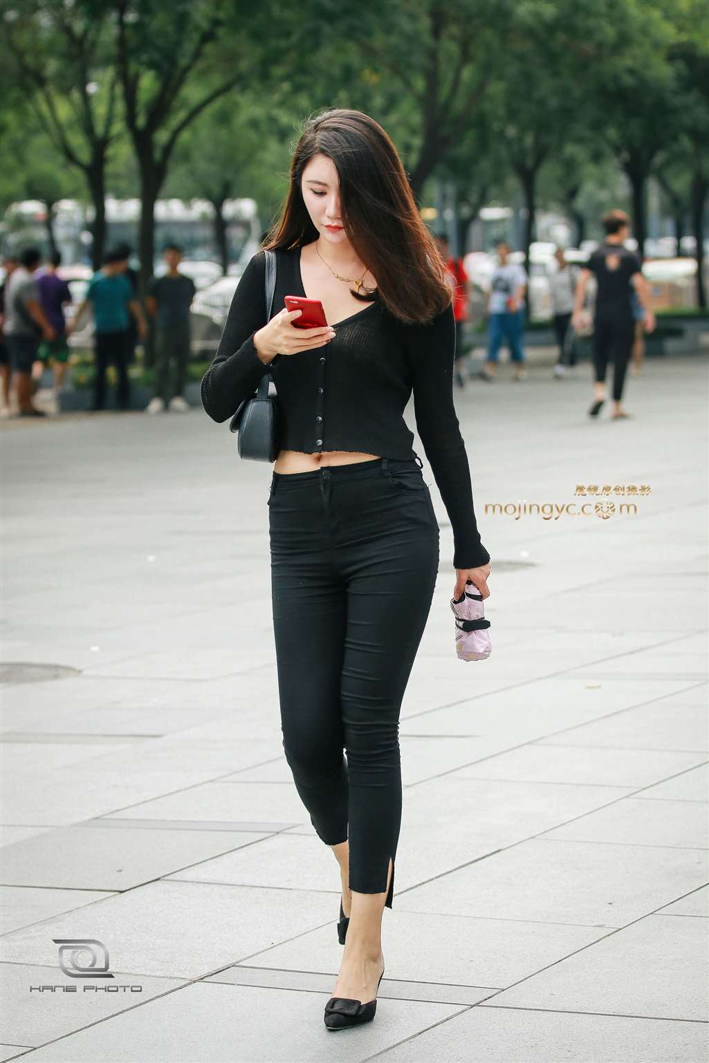 图片[1]-紧身牛仔气质美女 女人味十足-街拍流行馆