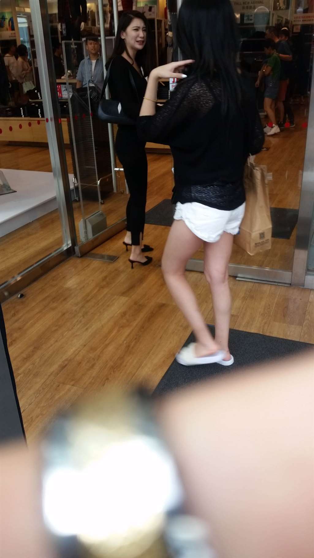 图片[3]-紧身牛仔气质美女 女人味十足-街拍流行馆