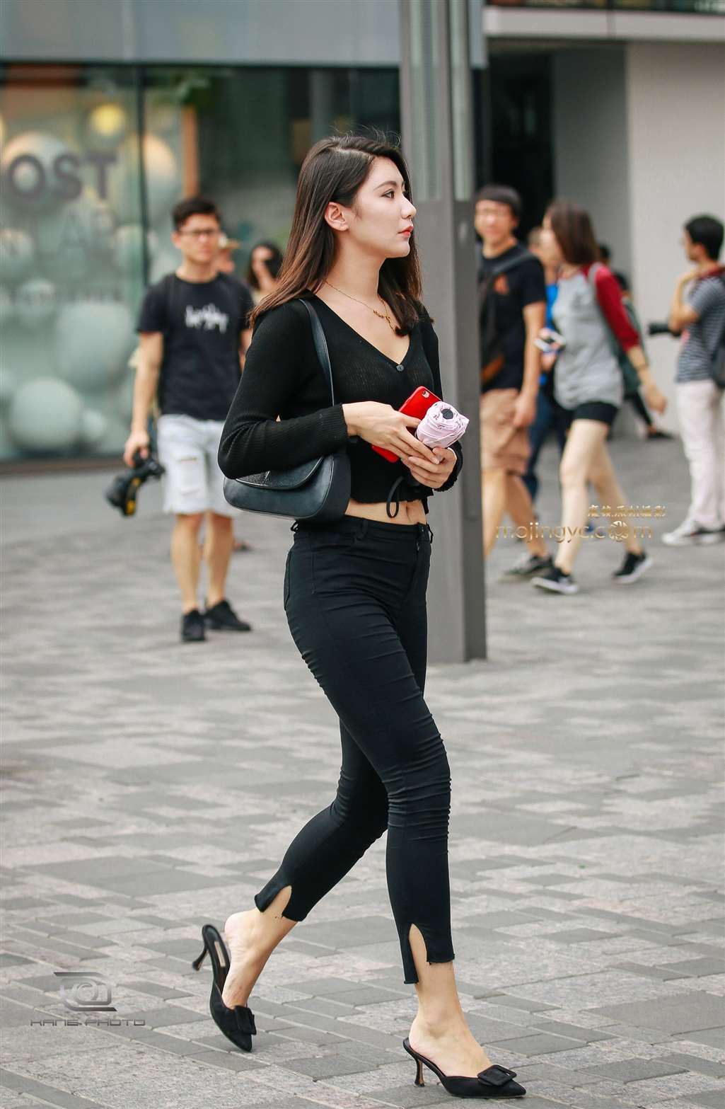 图片[2]-紧身牛仔气质美女 女人味十足-街拍流行馆