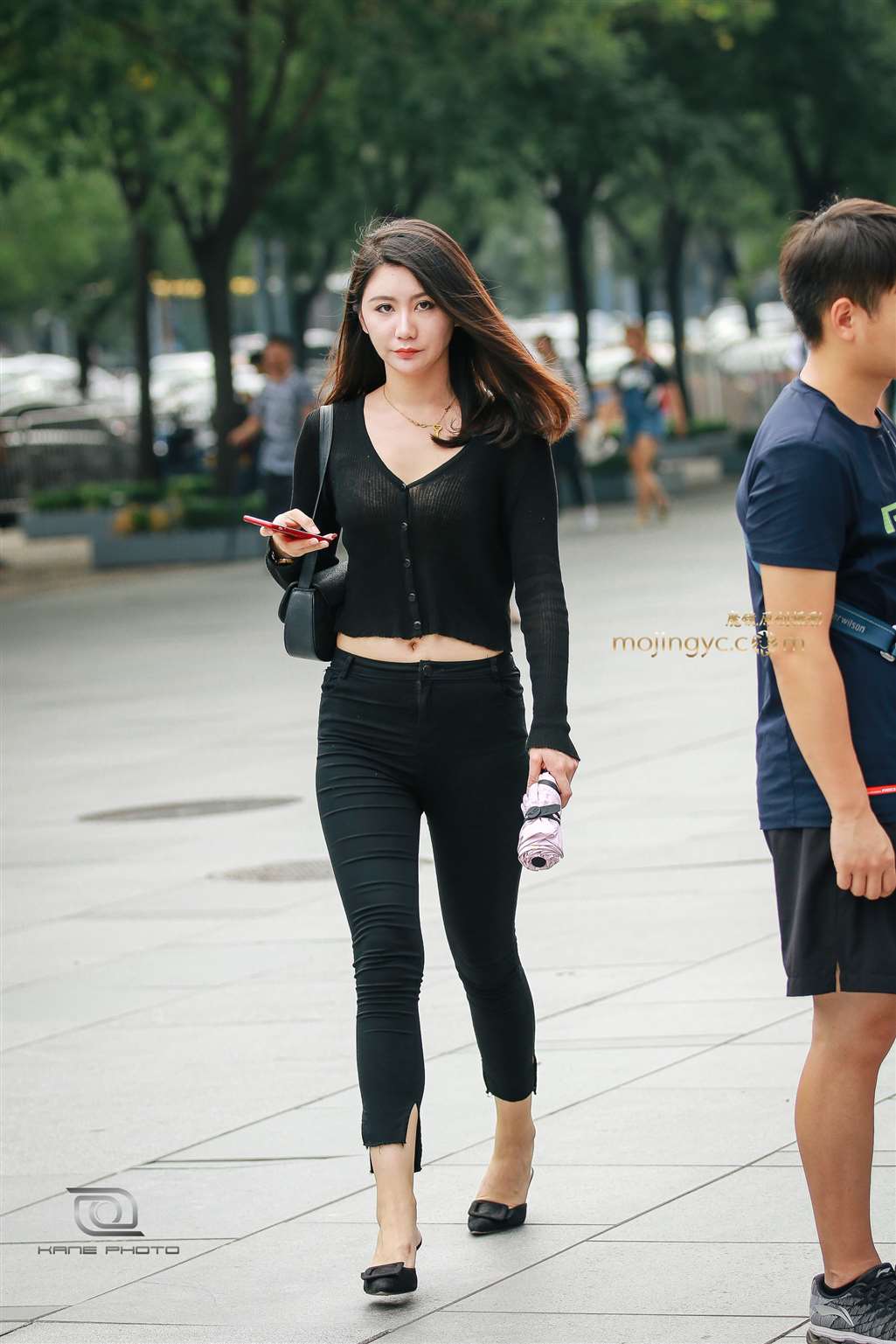 图片[4]-紧身牛仔气质美女 女人味十足-街拍流行馆
