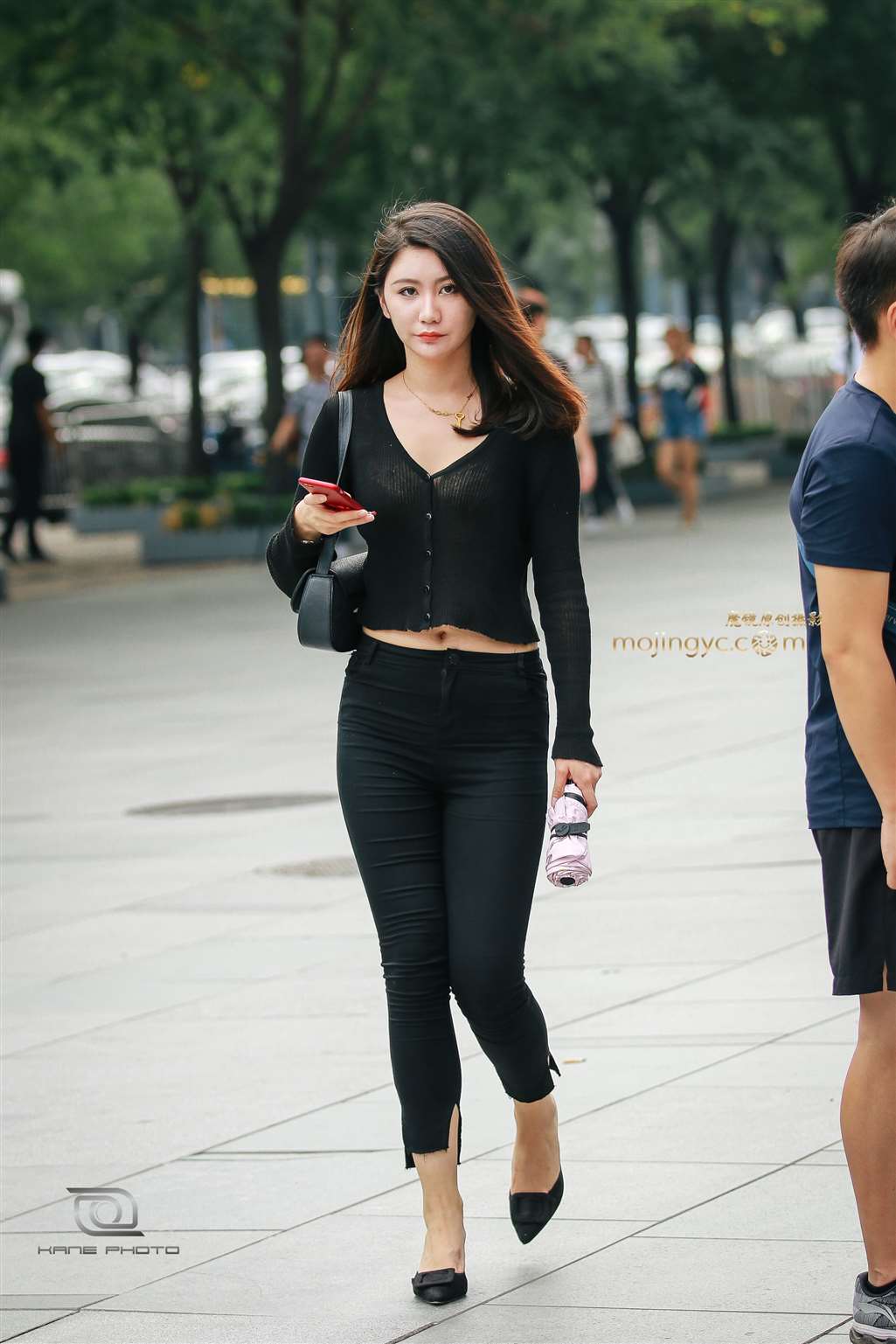 图片[5]-紧身牛仔气质美女 女人味十足-街拍流行馆