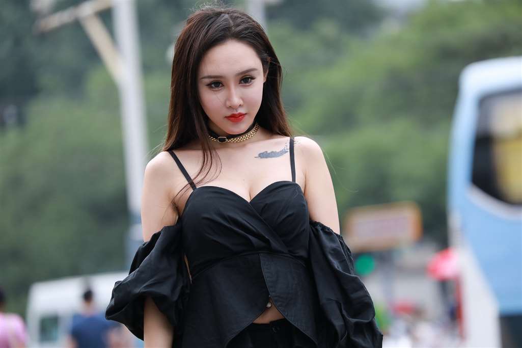 图片[1]-性感低胸超短裤纹身美女-街拍流行馆