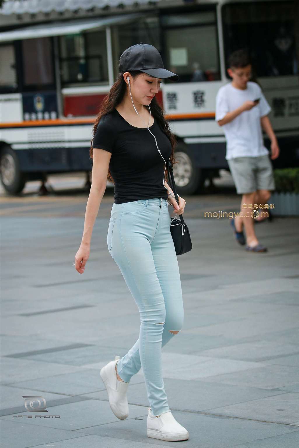 图片[1]-性感牛仔勾勒出好身材-街拍流行馆