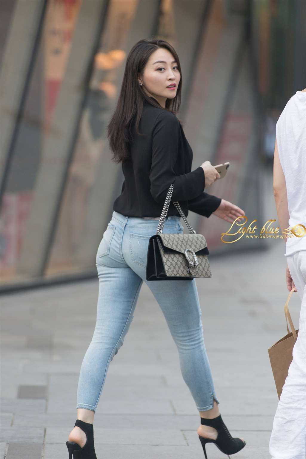 图片[1]-牛仔紧裤美臀美女-街拍流行馆