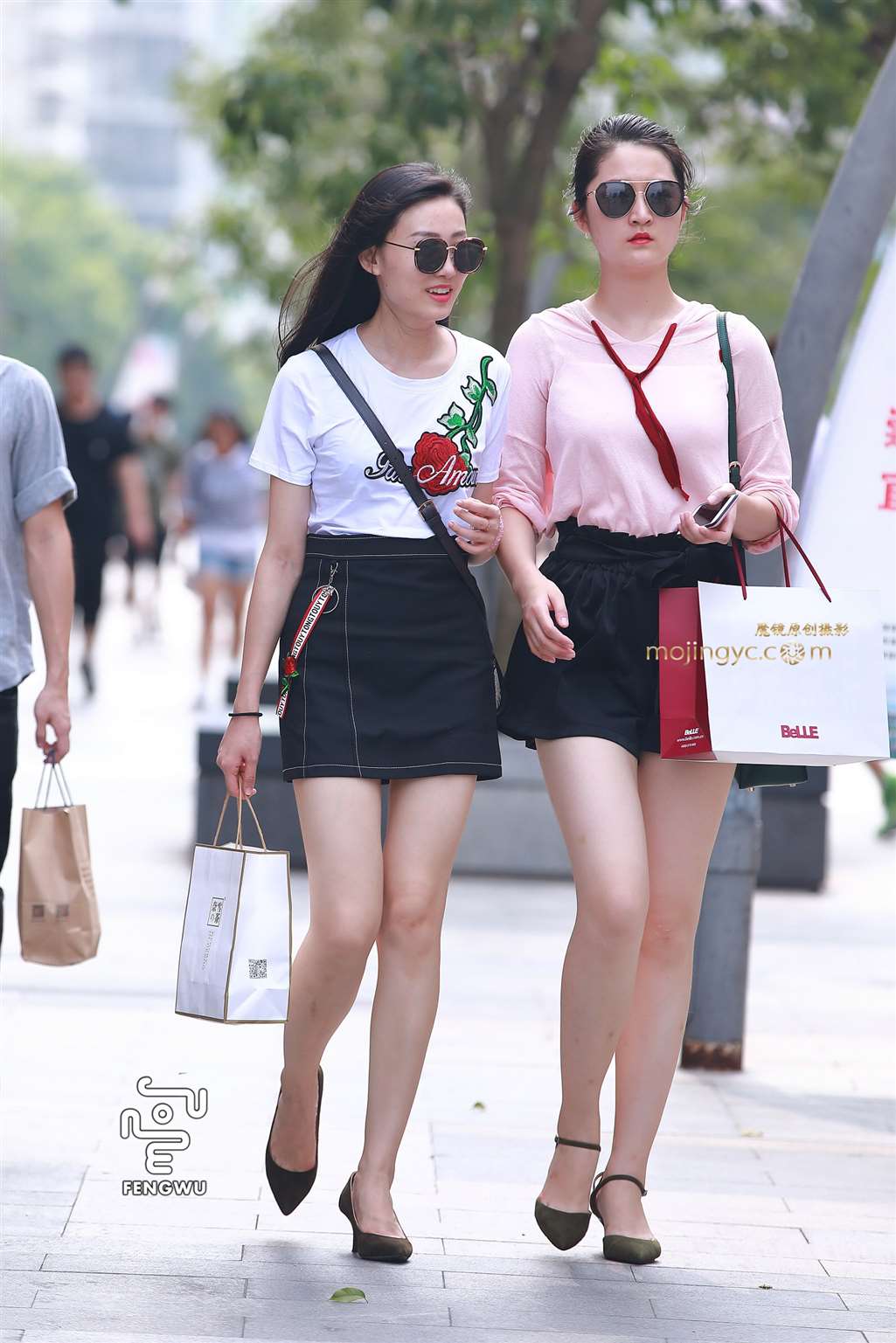 图片[1]-短裙，美腿，高跟-街拍流行馆