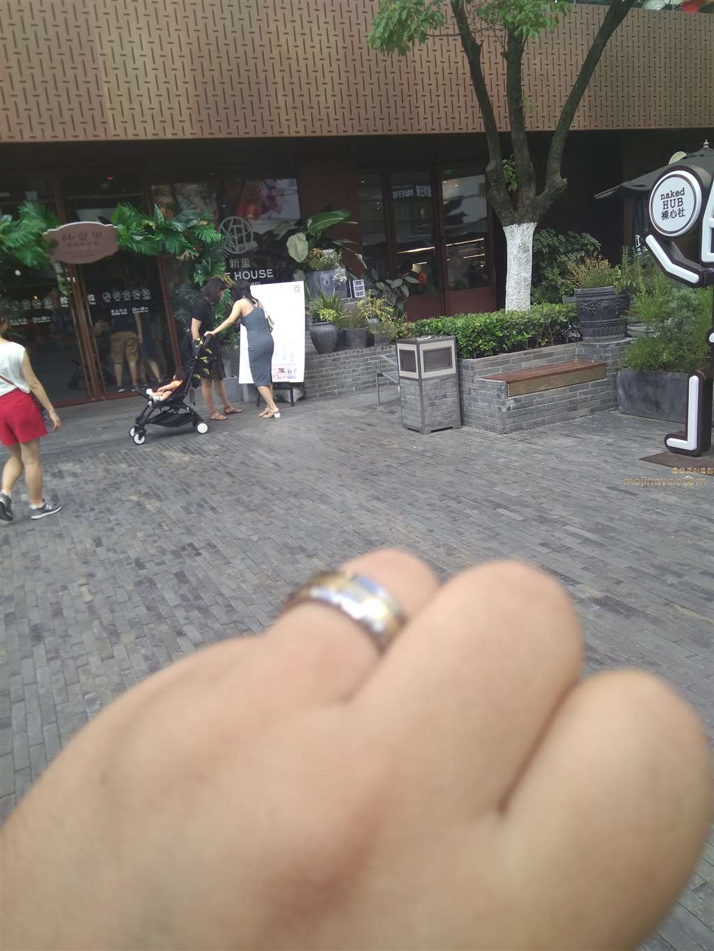 图片[2]-咔喳赛帖 —-推车少妇-街拍流行馆