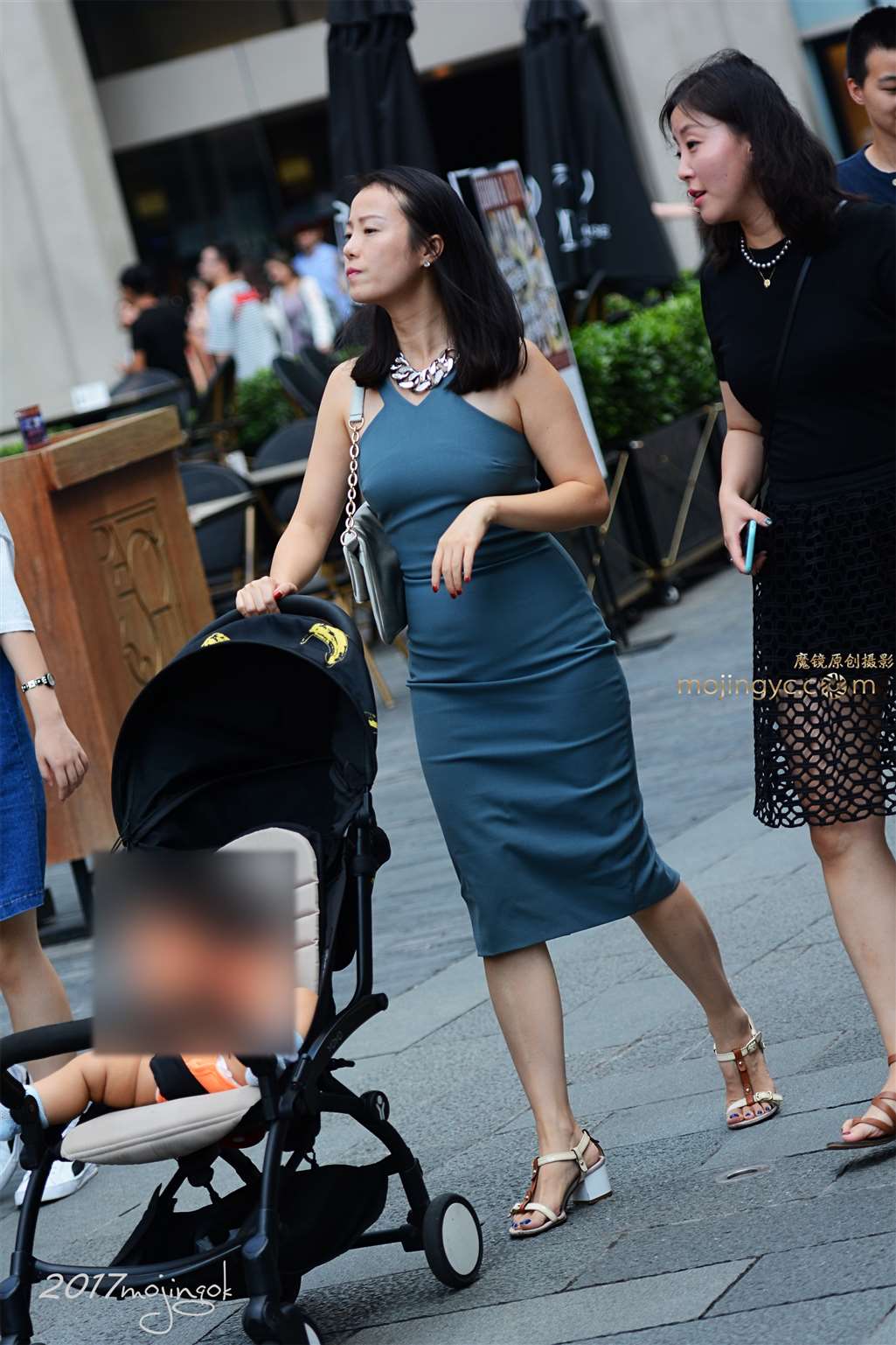 图片[4]-咔喳赛帖 —-推车少妇-街拍流行馆