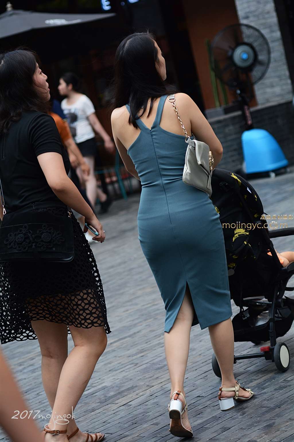 图片[3]-咔喳赛帖 —-推车少妇-街拍流行馆