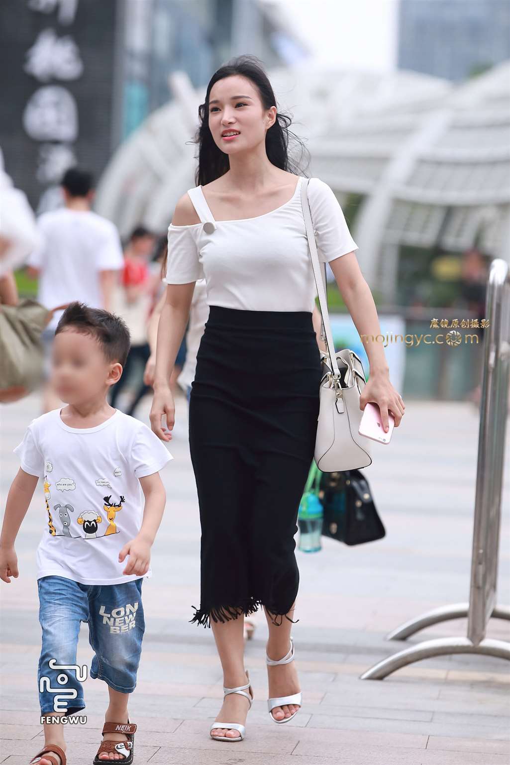 图片[1]-紧身长裙，美丽少妇-街拍流行馆